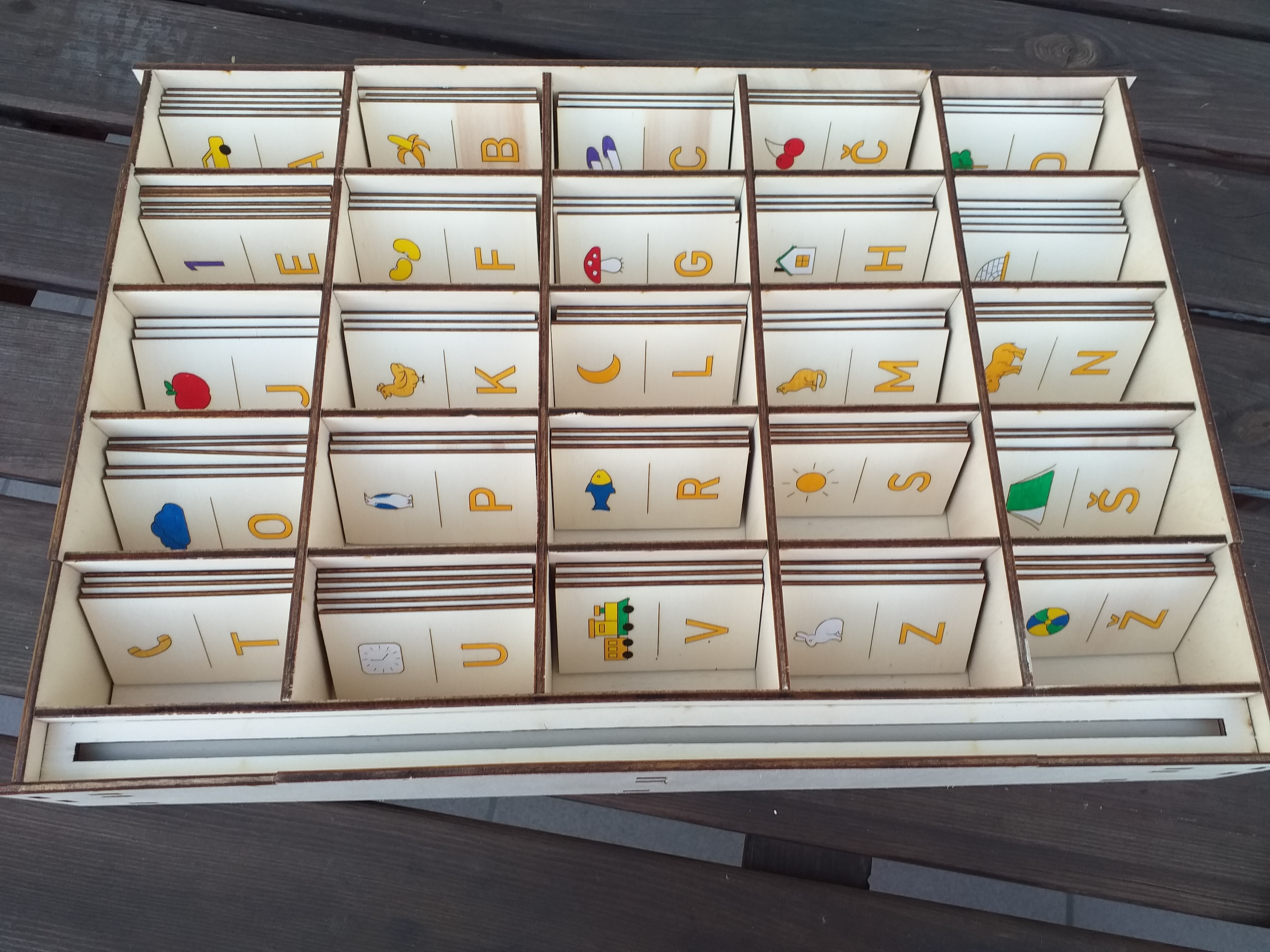 Abeceda z ločili v leseni škatli