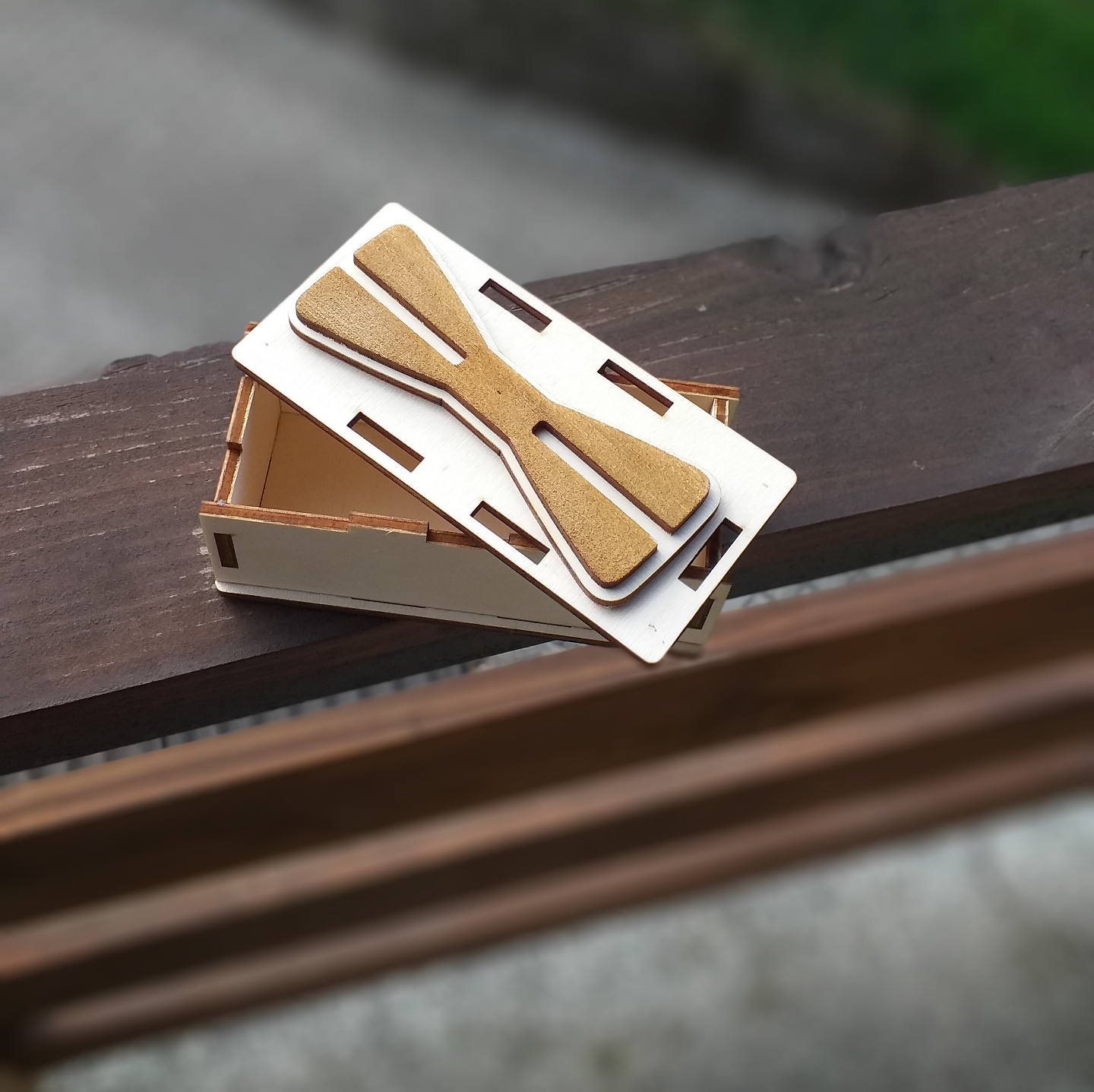 Lesen metuljček v leseni škatli