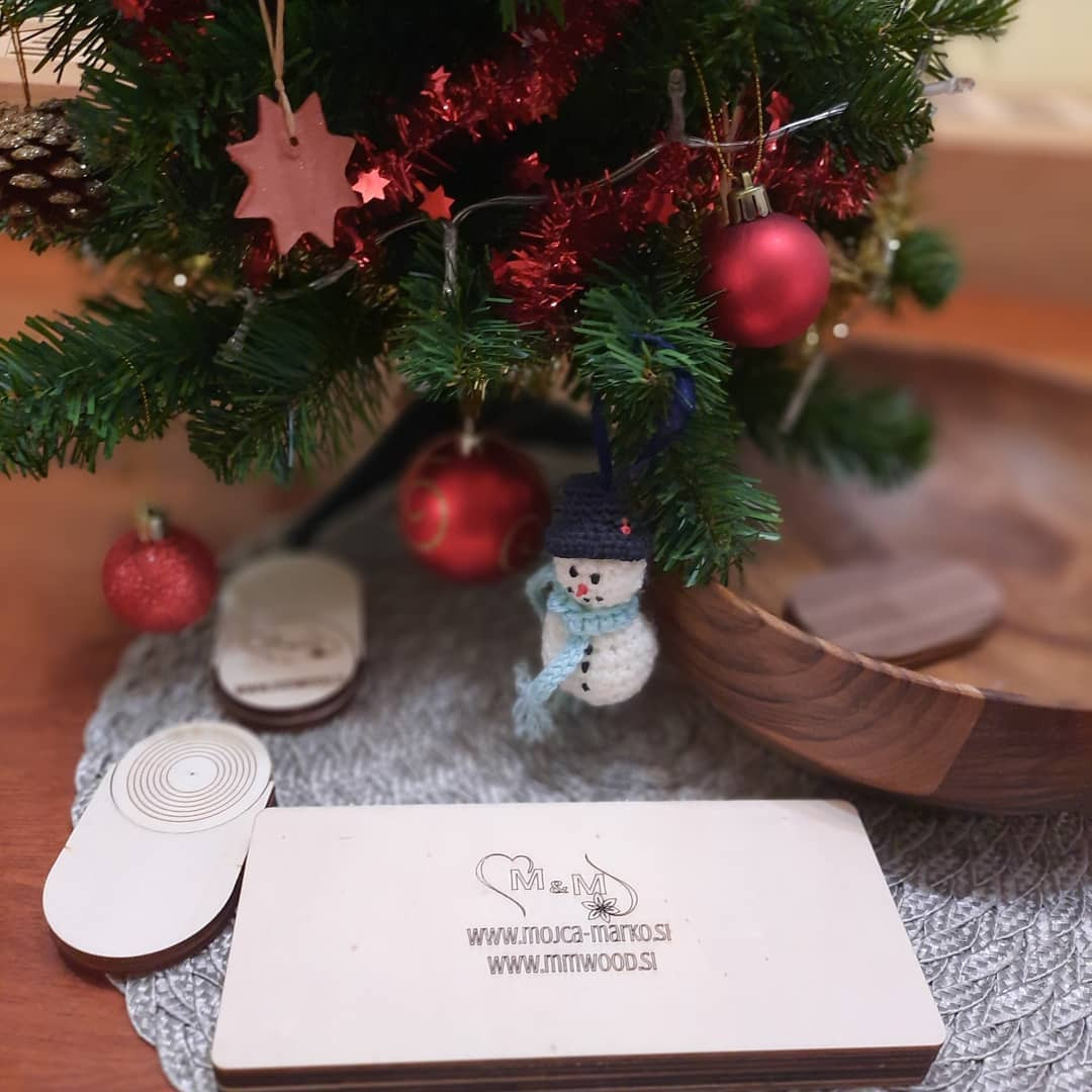 Držalo z rezilo za droži v škatli