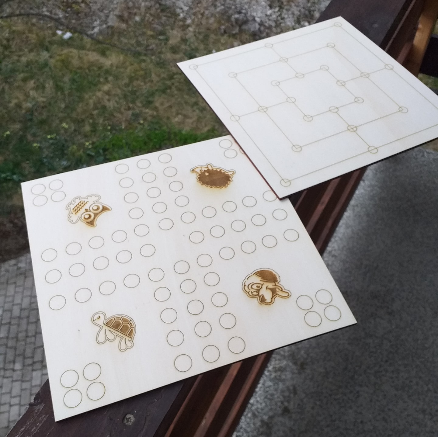 Družabne igre v leseni škatli