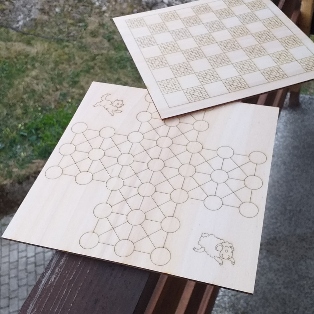 Družabne igre v leseni škatli