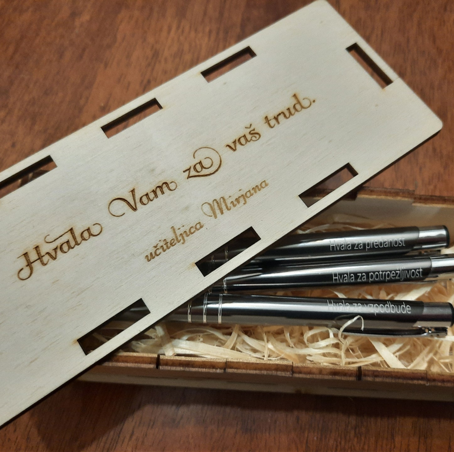 Škatlica in kemični svinčnik s posvetilom