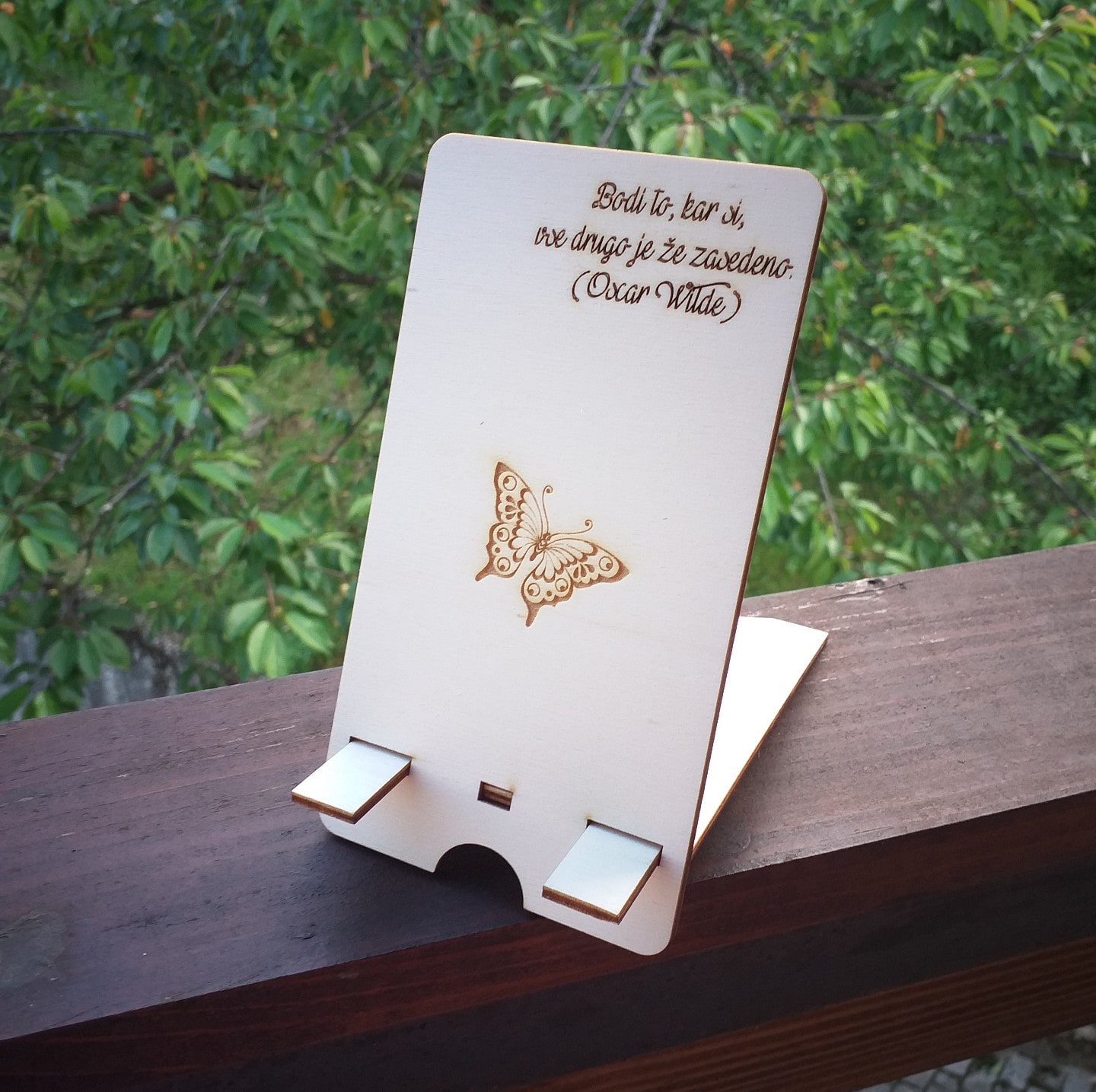 Podstavek za telefon z mislijo