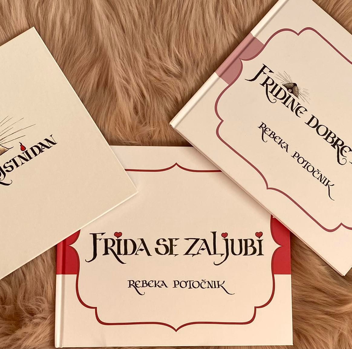 Komplet knjig v leseni škatli