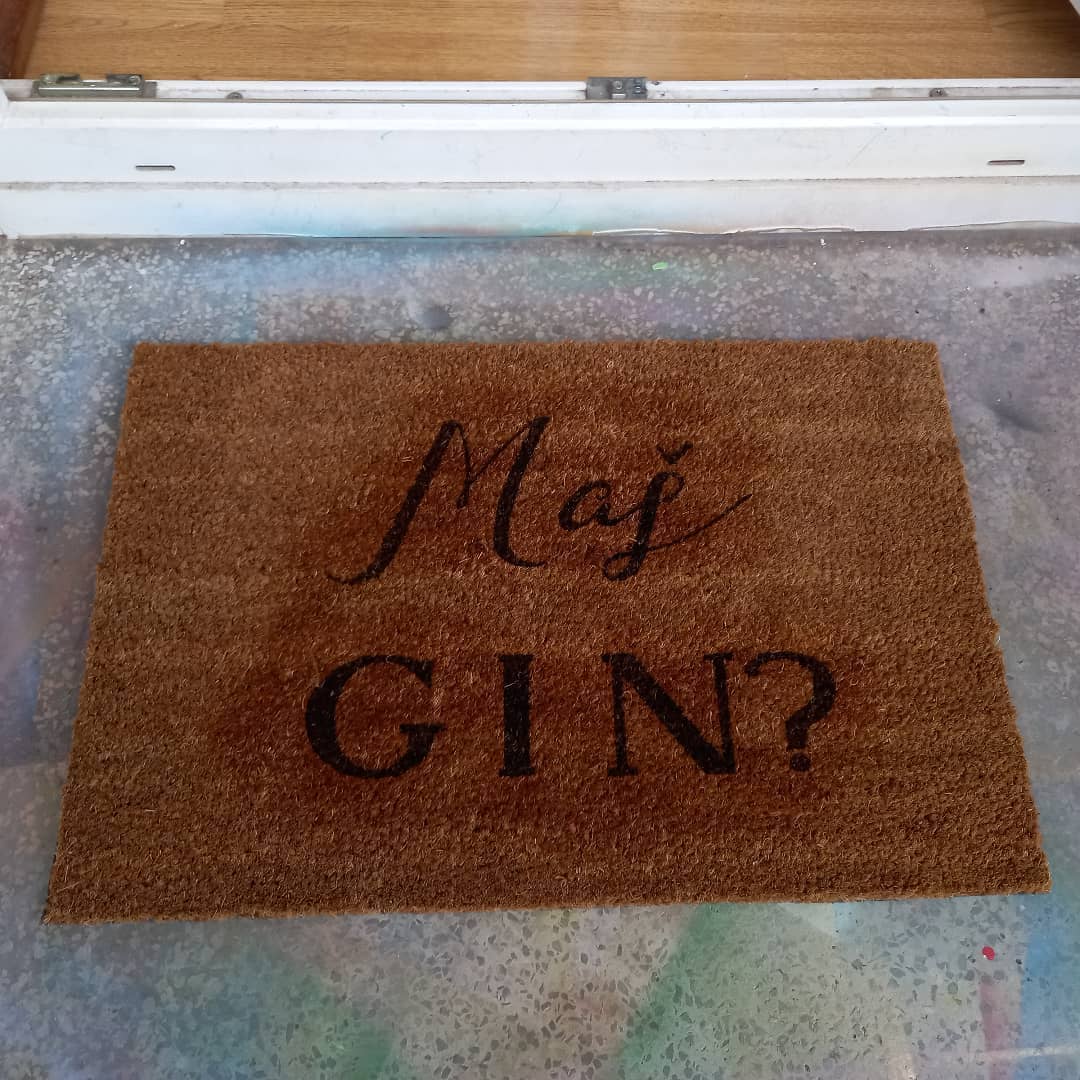 Predpražnik z napisom (personaliziran)