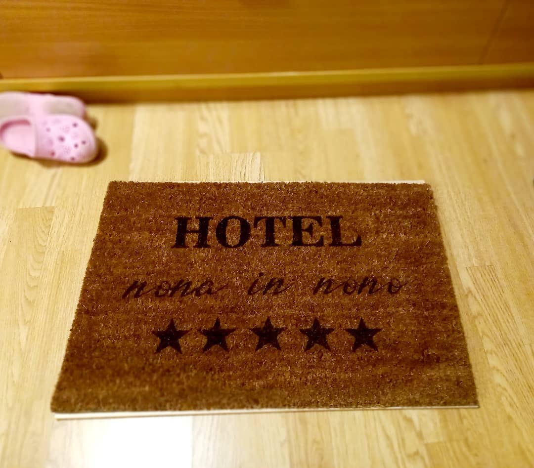 Predpražnik z napisom (personaliziran)