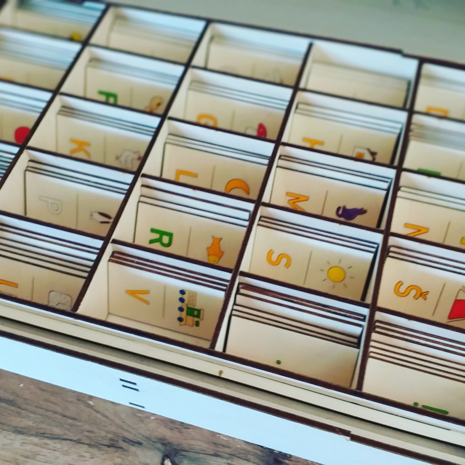 Abeceda z ločili v leseni škatli