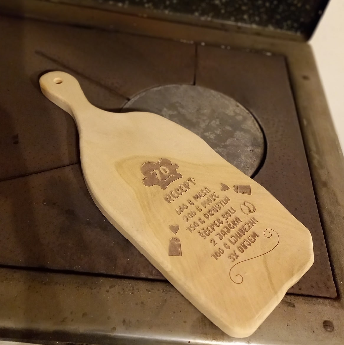 Servirna deska z ročajem