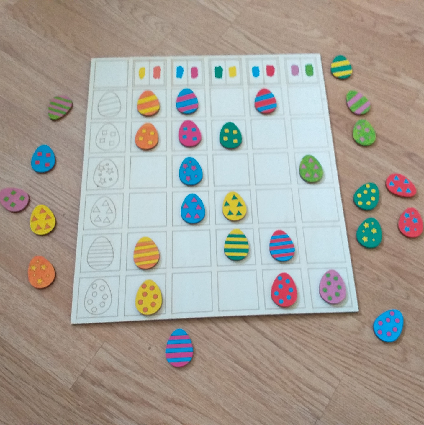 Razvrščanje (jajčk) po barvi in likih