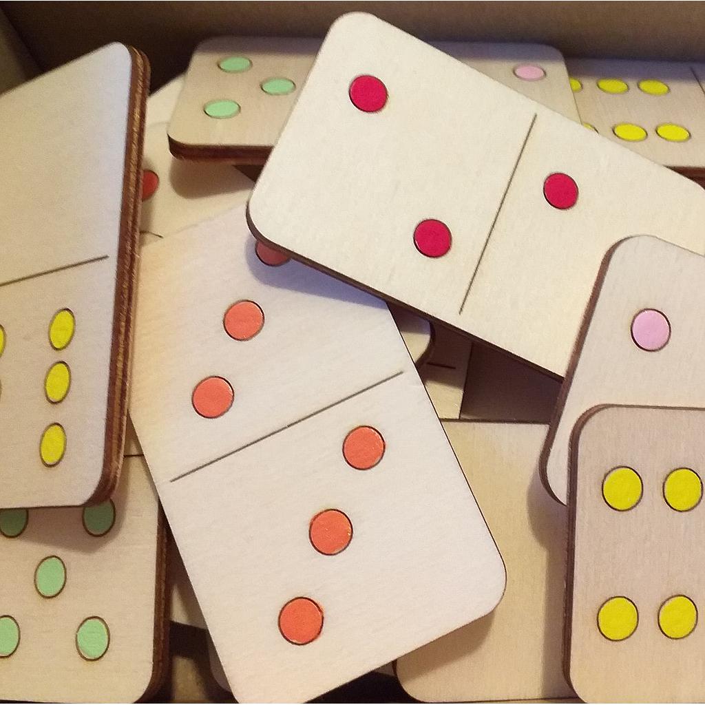 Domine v leseni škatli (barvne)