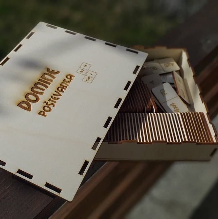 Domine poštevanka v leseni škatli