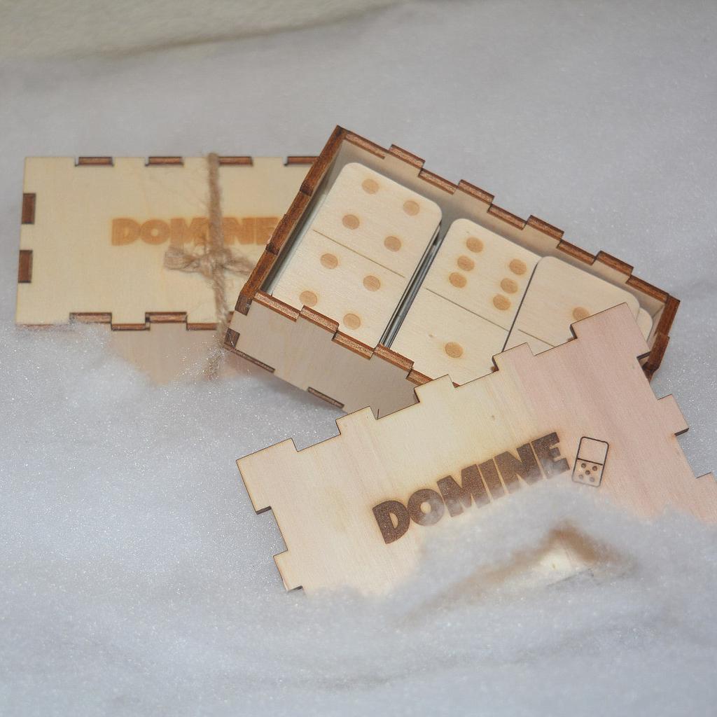 Domine v leseni škatli