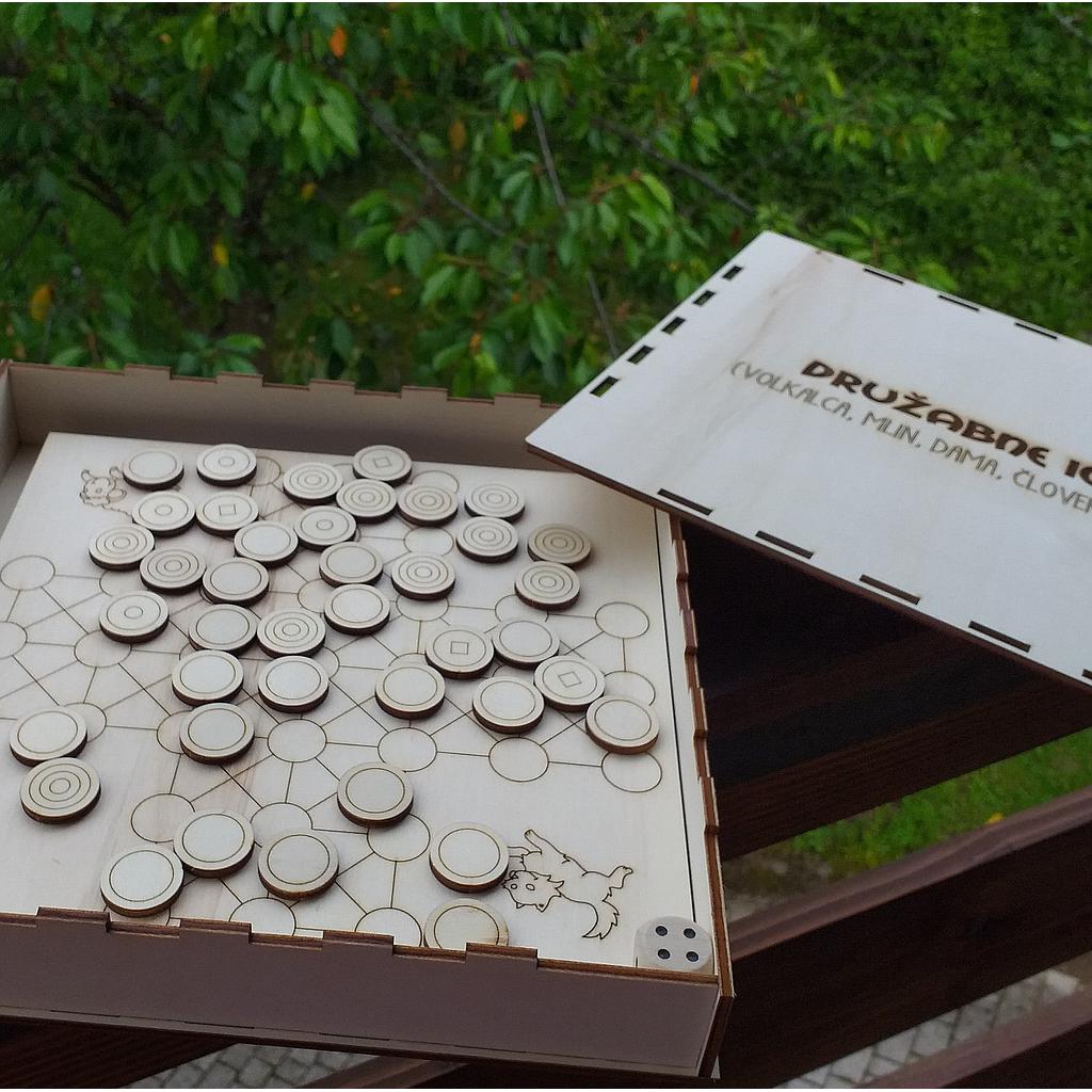 Družabne igre v leseni škatli