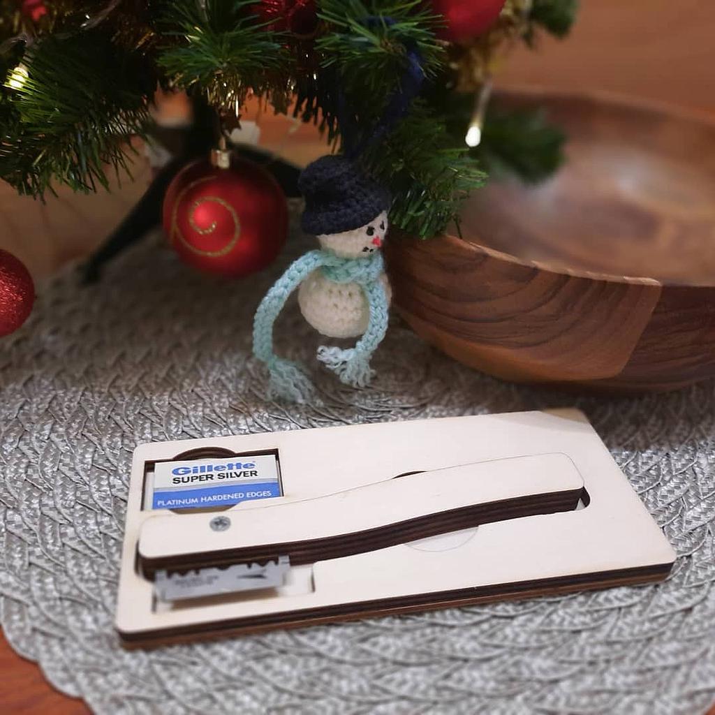 Držalo z rezilo za droži v škatli