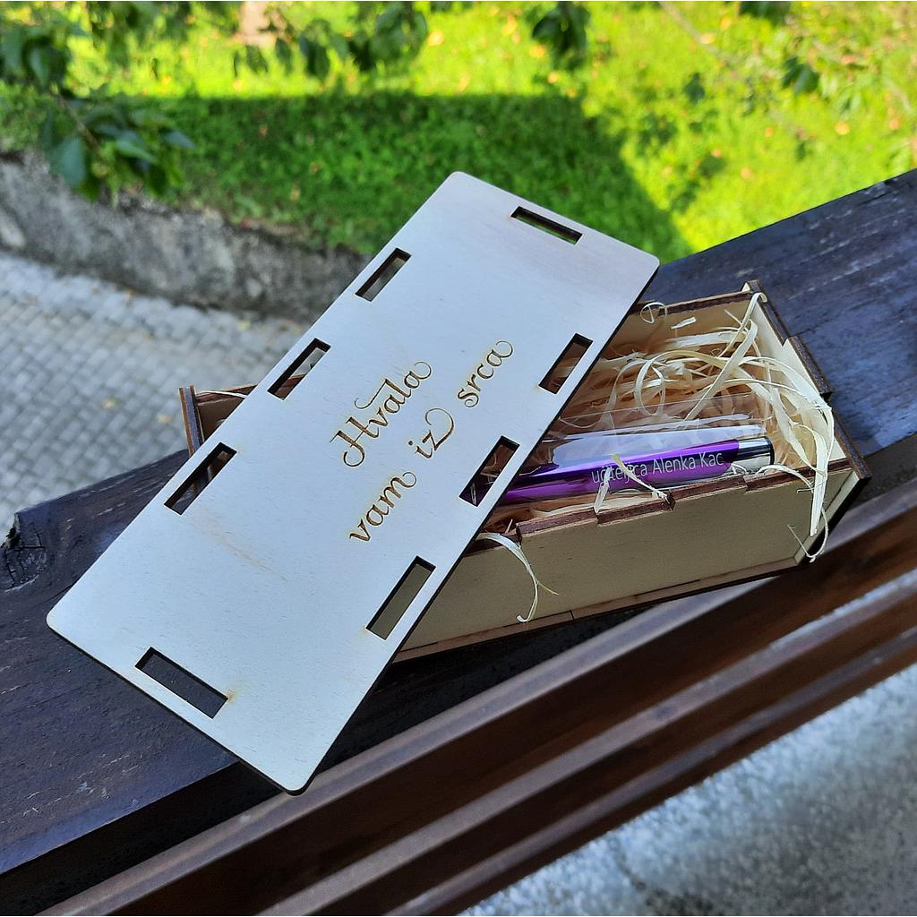 Škatlica in kemični svinčnik s posvetilom