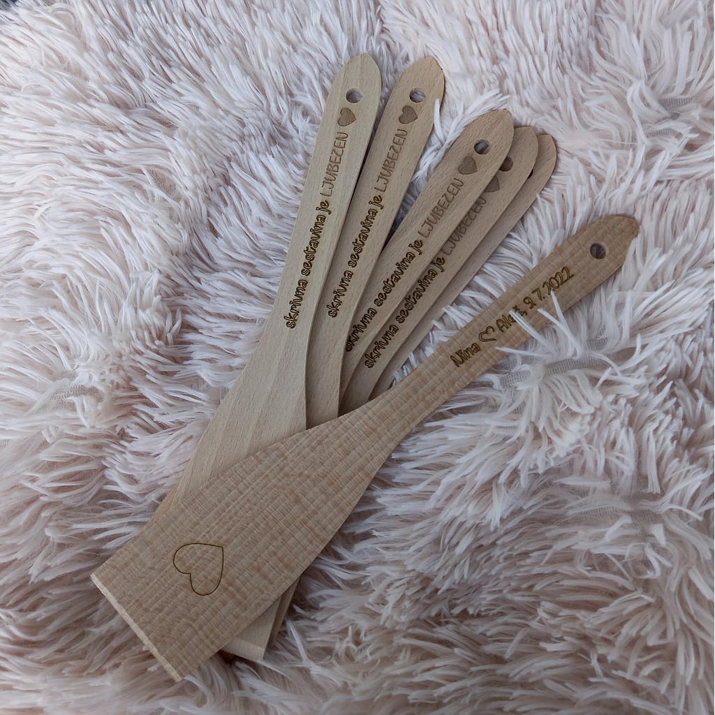 Špatula navadna (kuhalnica) z gravuro