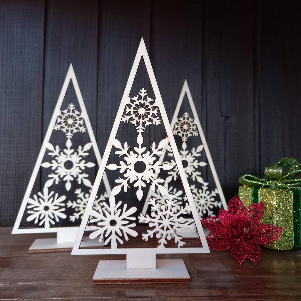 Novoletna smrekca s snežinkami