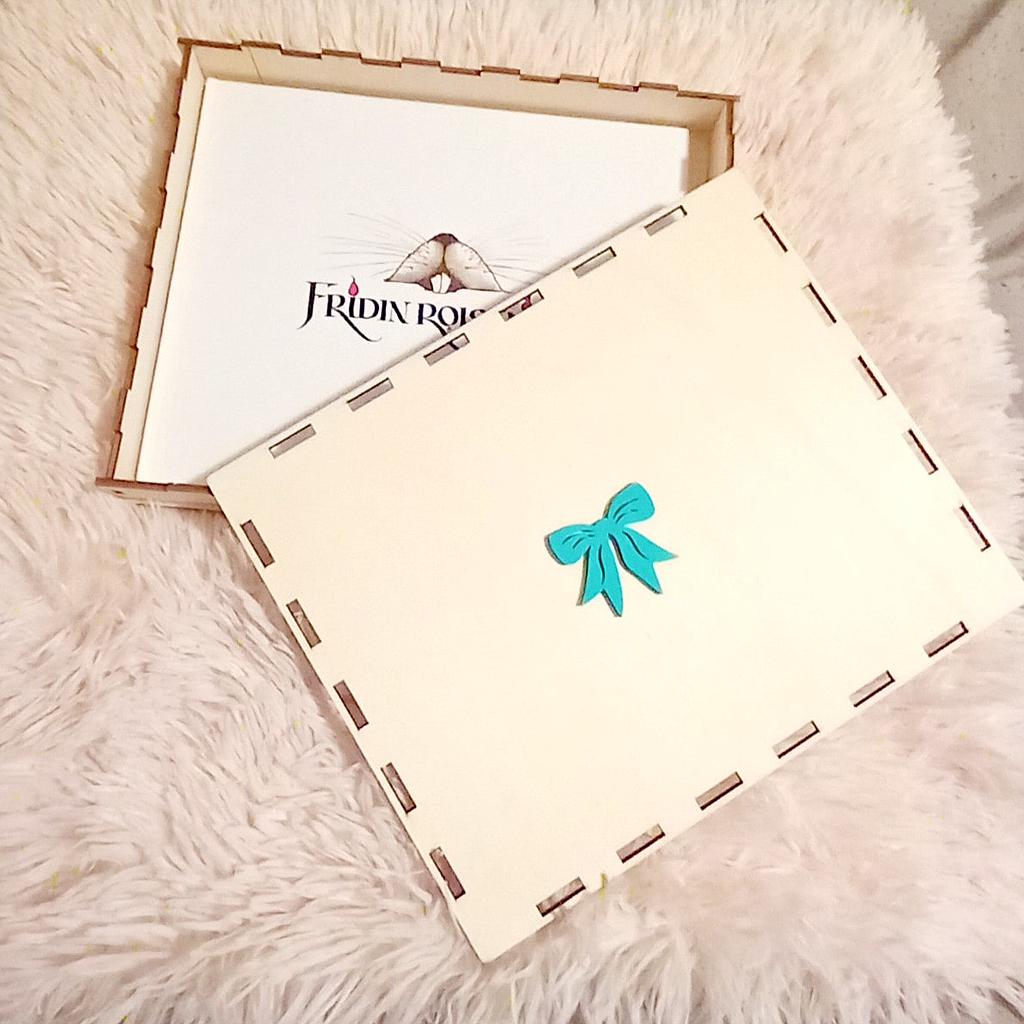 Komplet knjig v leseni škatli