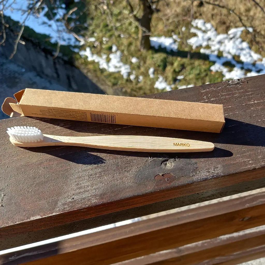 Zobna ščetka s posvetilom