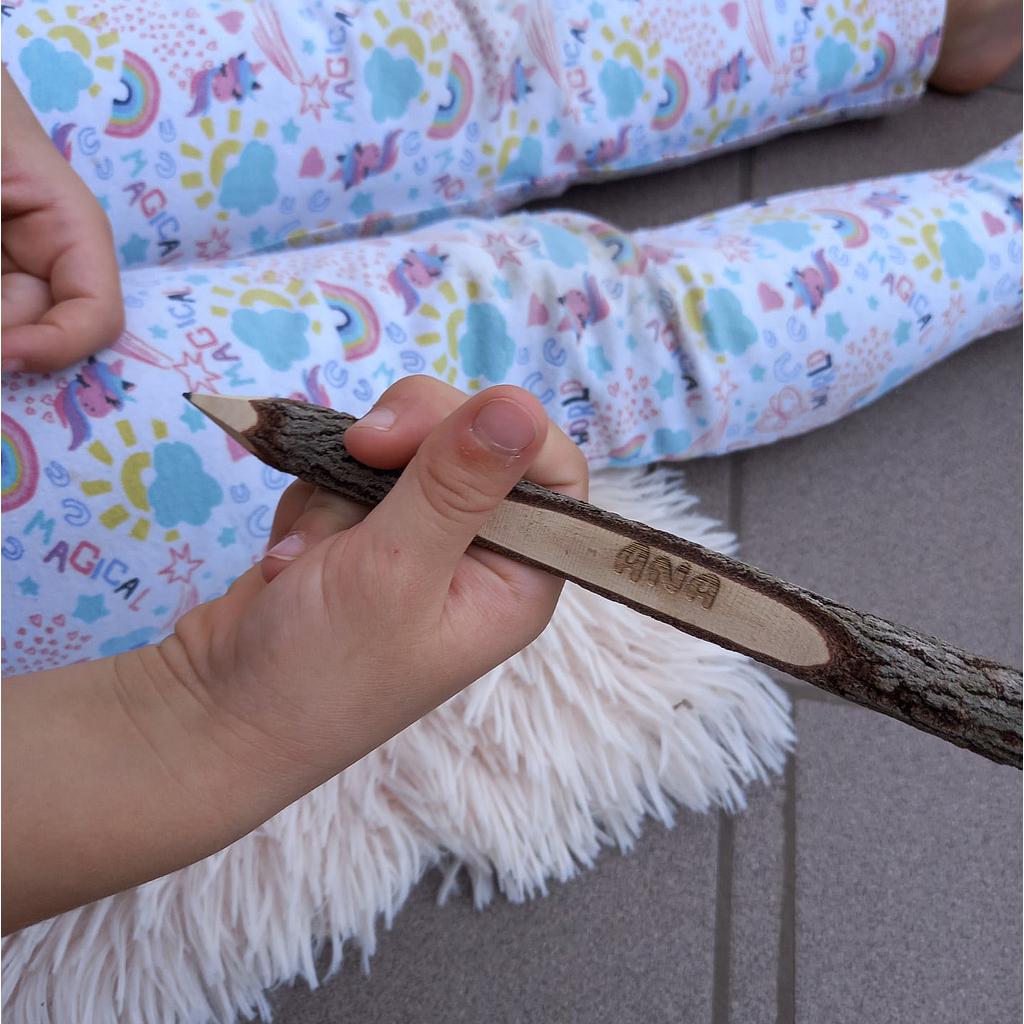 Lesen svinčnik z lubjem