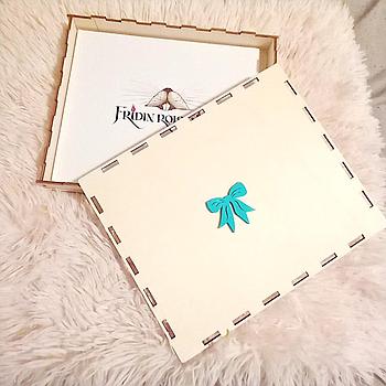 Komplet knjig v leseni škatli